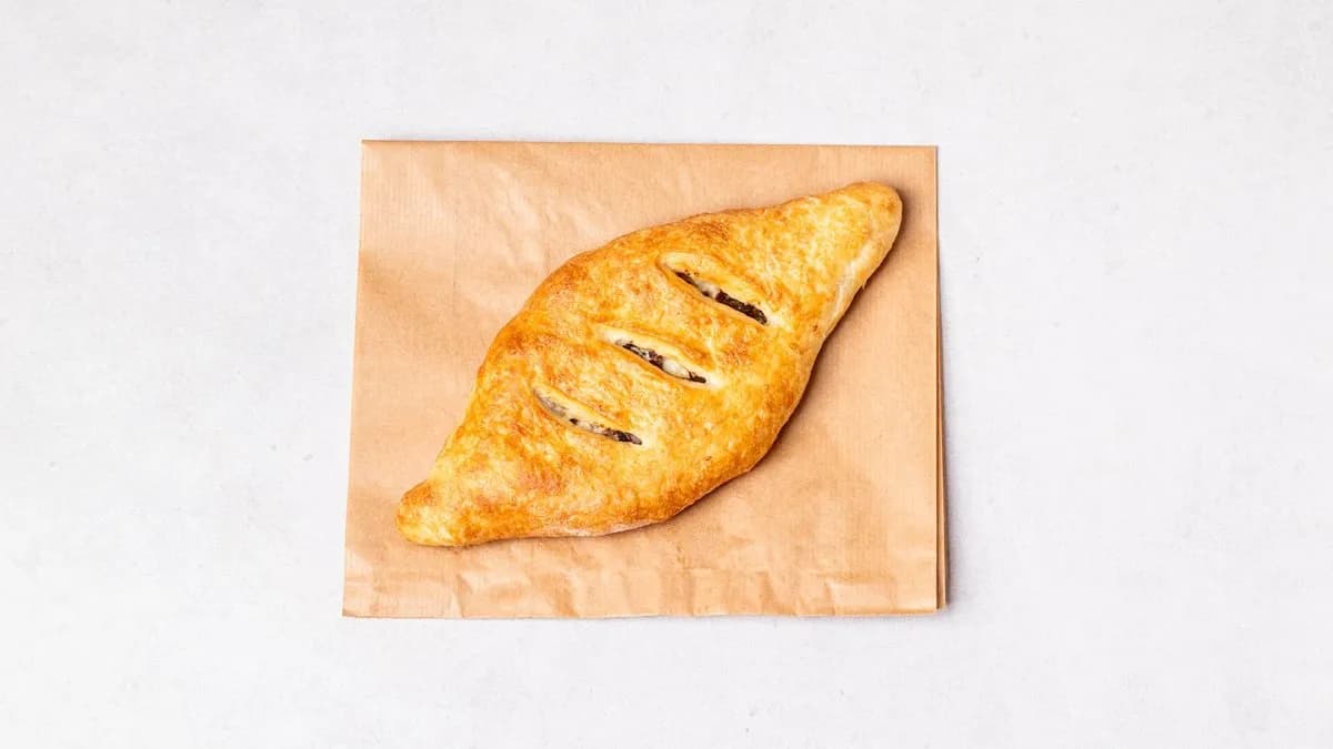 Chaczapuri ciasto pół-francuskie z kurczakiem i pieczarkami