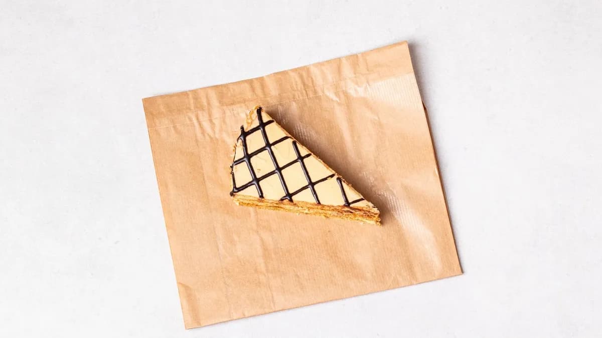 Miodownik z kremem irysowym i kawałkami orzechów włoskich