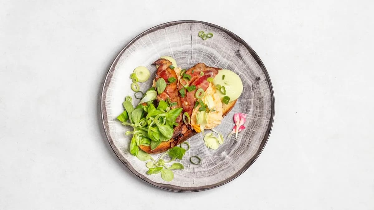 Jajecznica na toście żytnim