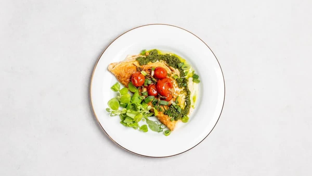 Puszysty omlet z konfitowanymi pomidorkami