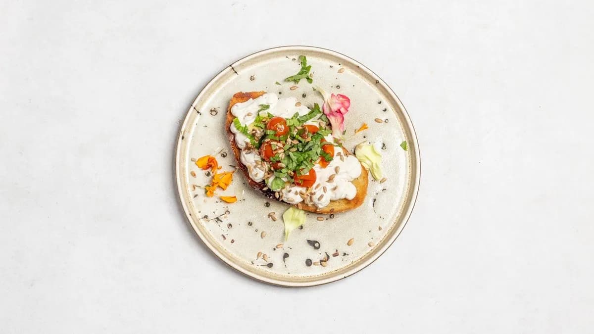 Chleb żytni z twarożkiem śmietankowym