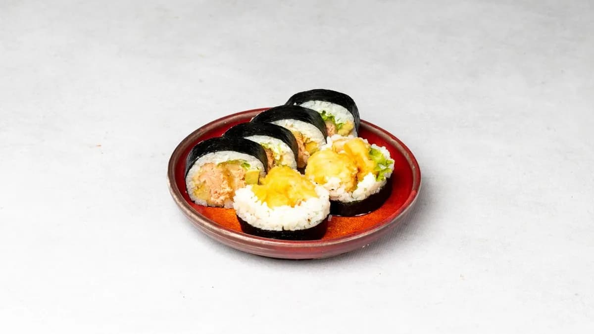Futomaki z łososiem w tempurze z ostrym sosem