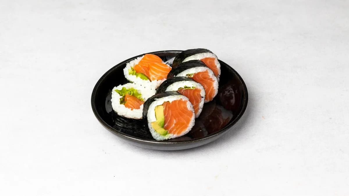 Futomaki z łososiem, serkiem Philadelphia, sałatą i awokado