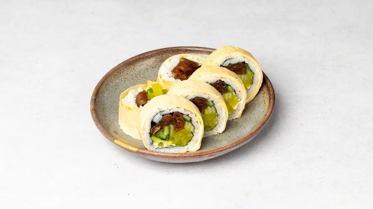 Futomaki z warzywami w omlecie