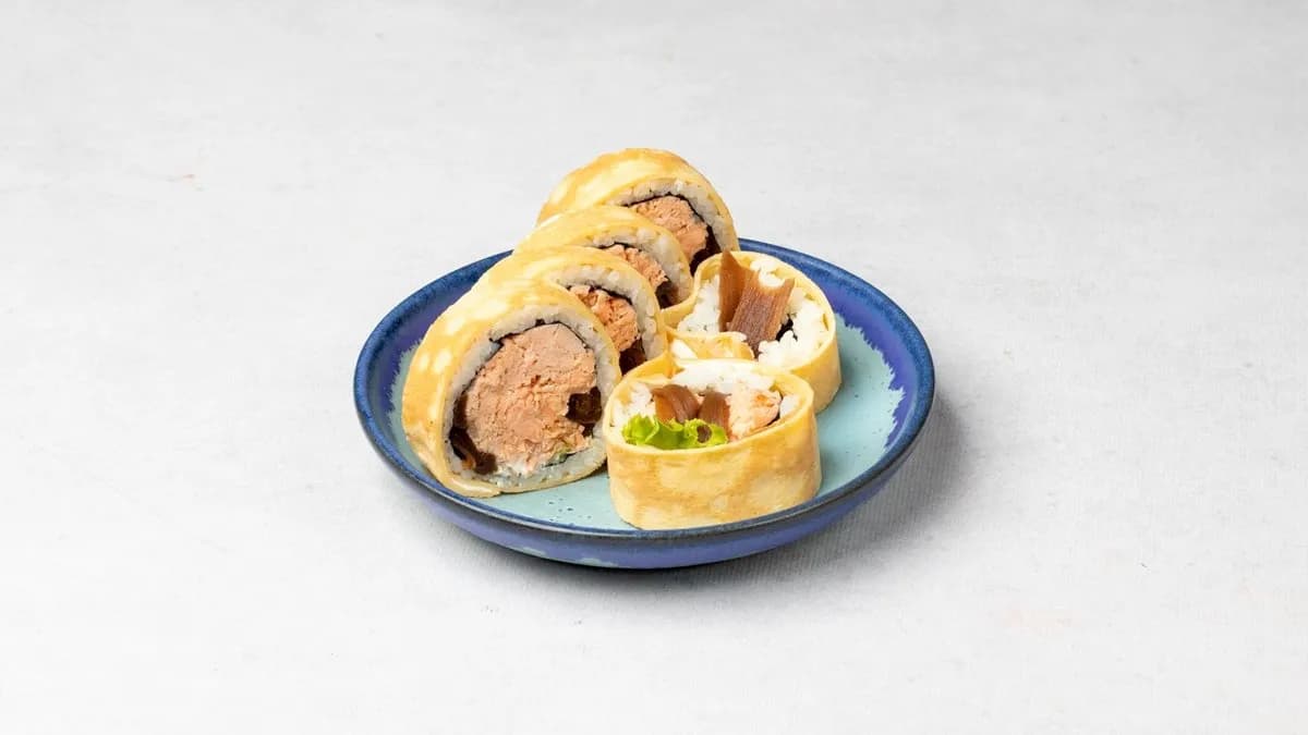 Futomaki z pieczonym łososiem i rybą maślaną na słodko w omlecie