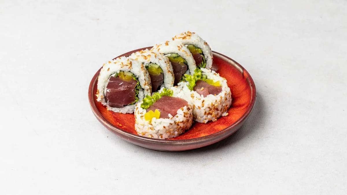Uramaki z tuńczykiem i warzywami