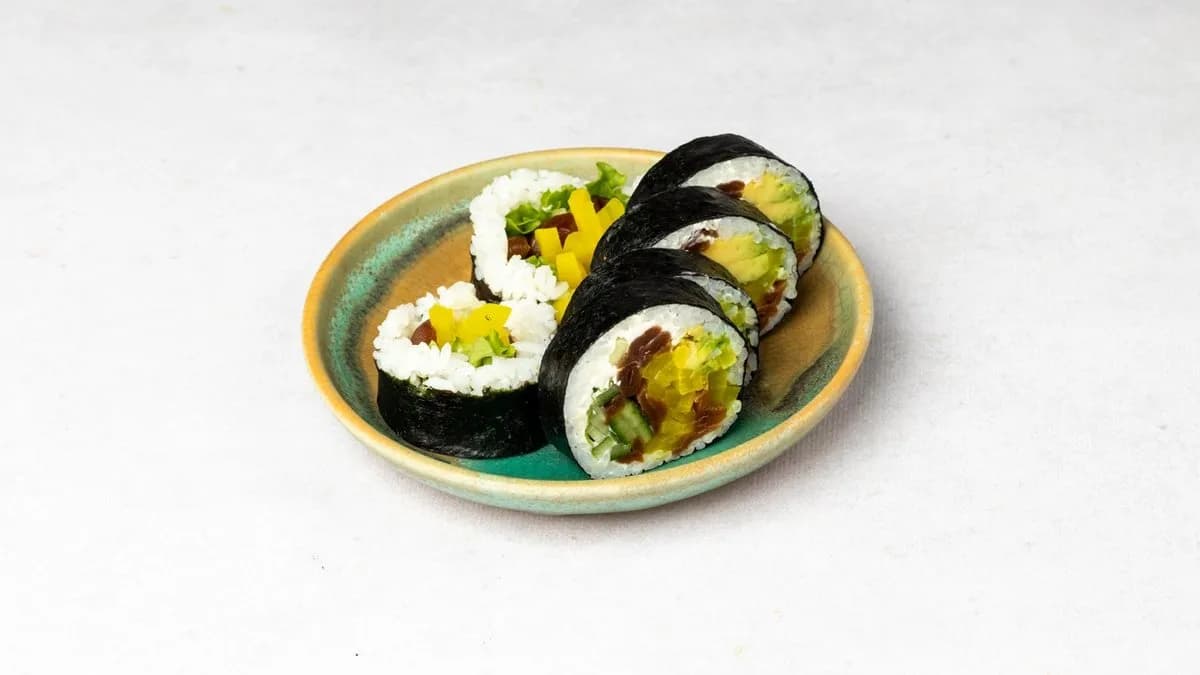 Futomaki z warzywami, serkiem i sałatą