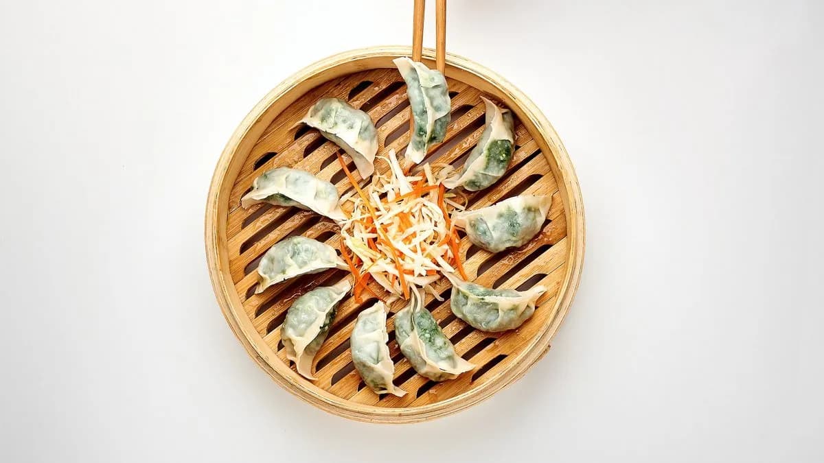 Chińskie pierożki z farszem szpinakowo-serowym