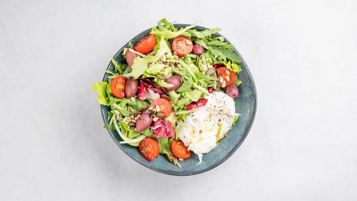 Burrata z sałatką z pomidora malinowego