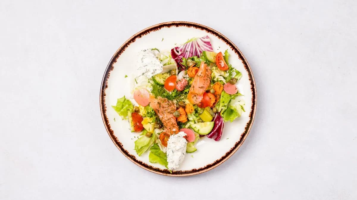 Sałata z wędzonym łososiem