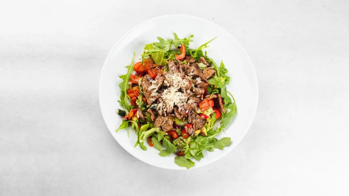 Sałatka z szarpanym żebrem wołowym