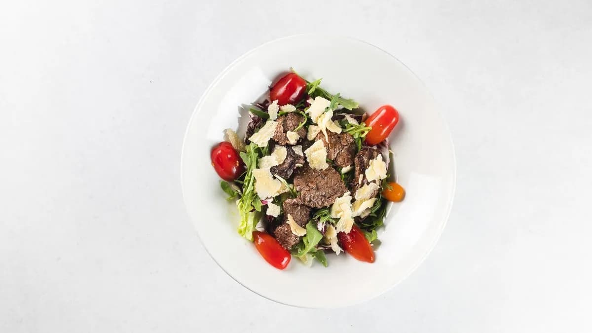 Sałatka z grillowaną wołowiną