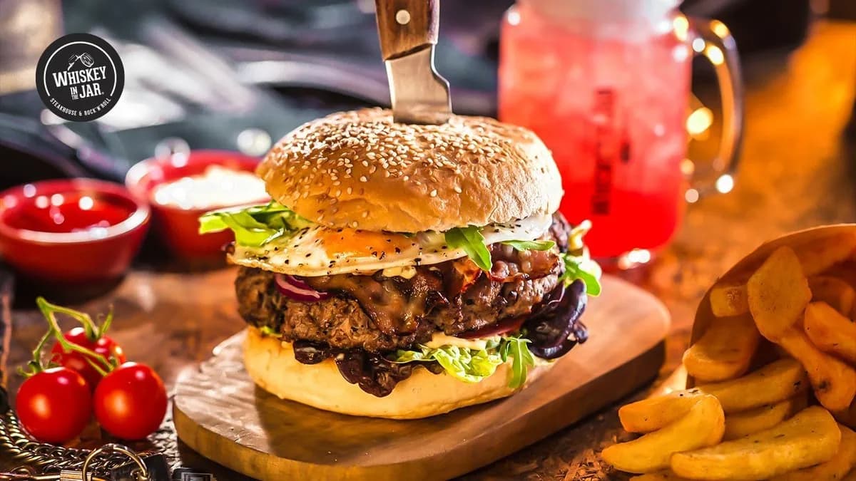 Country burger z frytkami i sosem