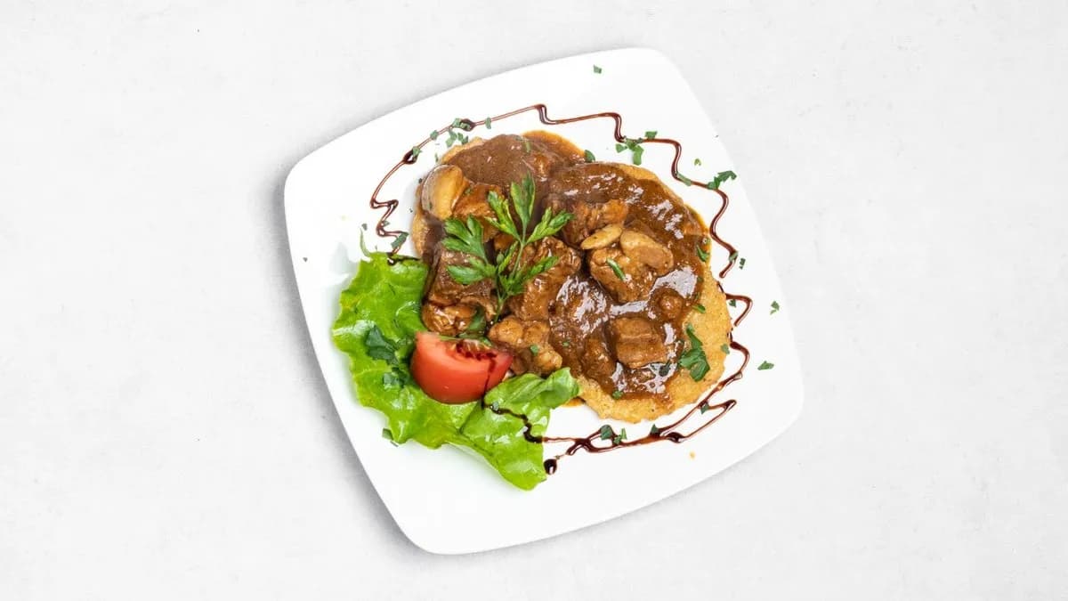 Placki ziemniaczane z gulaszem wieprzowym