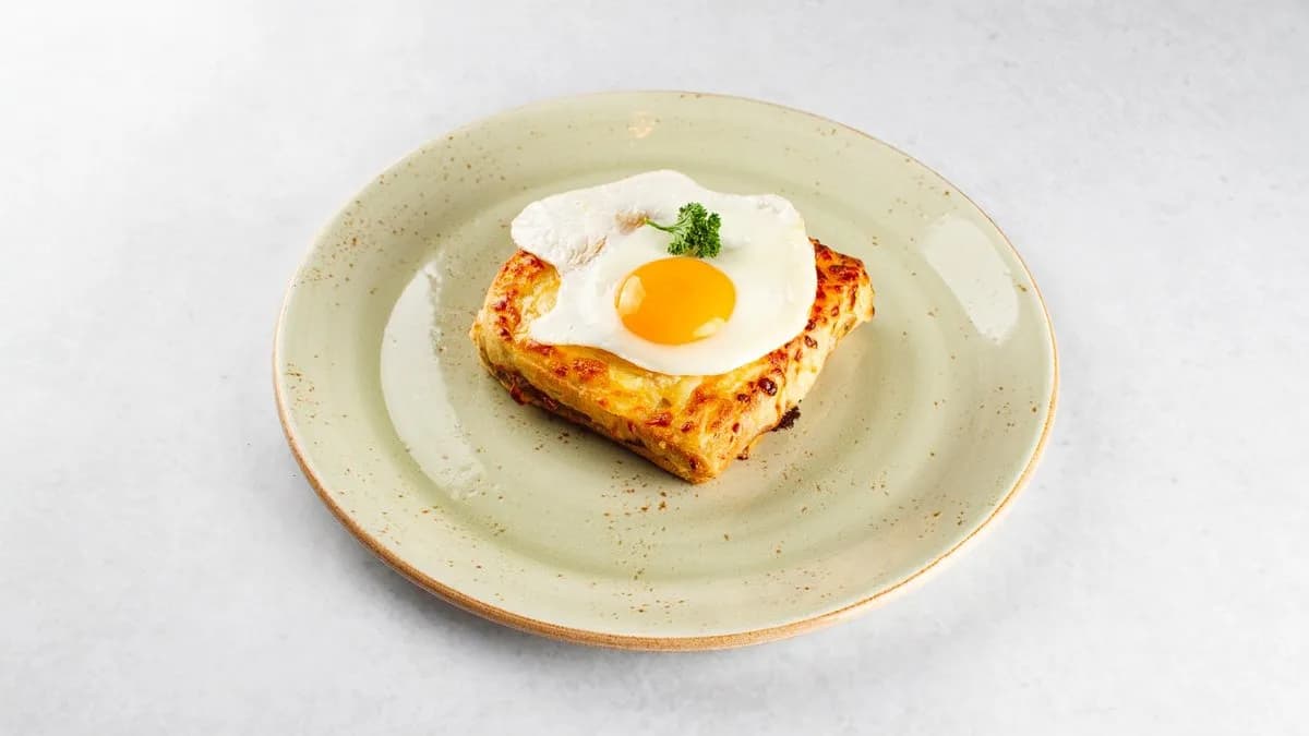 Crocque z kurczakiem i musztardą Dijon