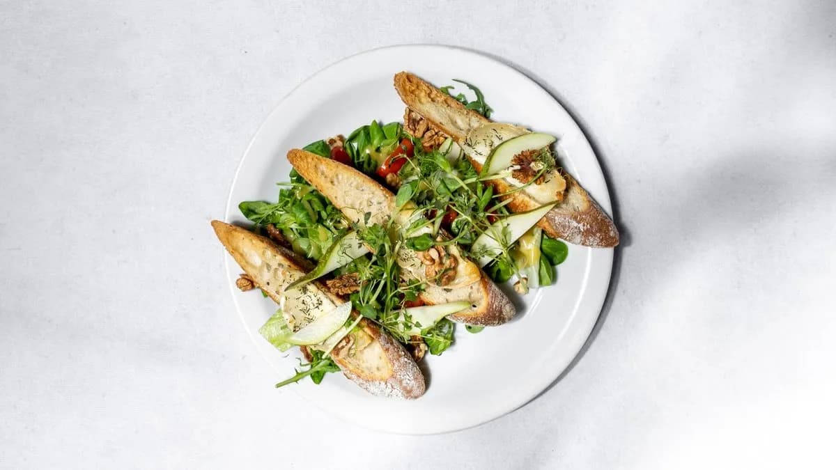 Sałata ser pleśniowy na bagietce