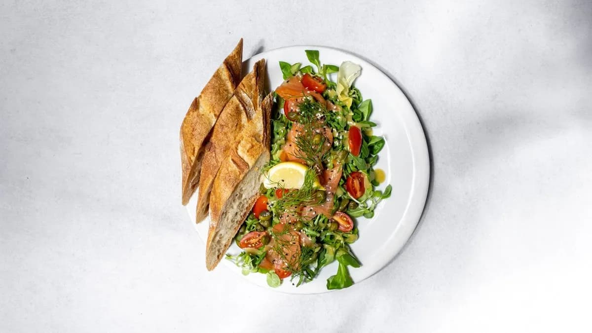 Sałata łosoś wędzony