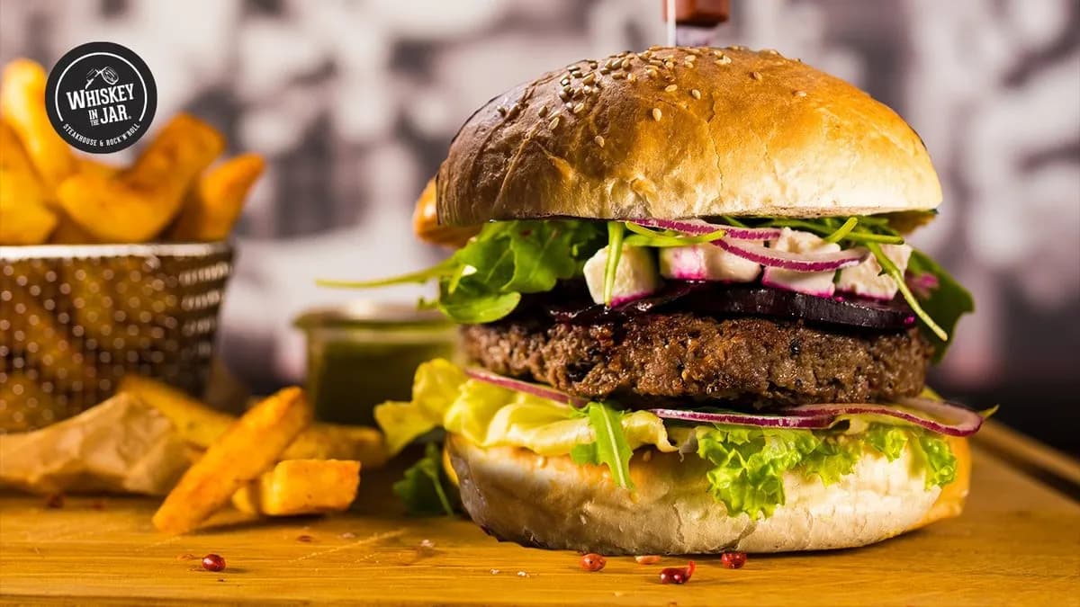 Red burger z frytkami i sosem