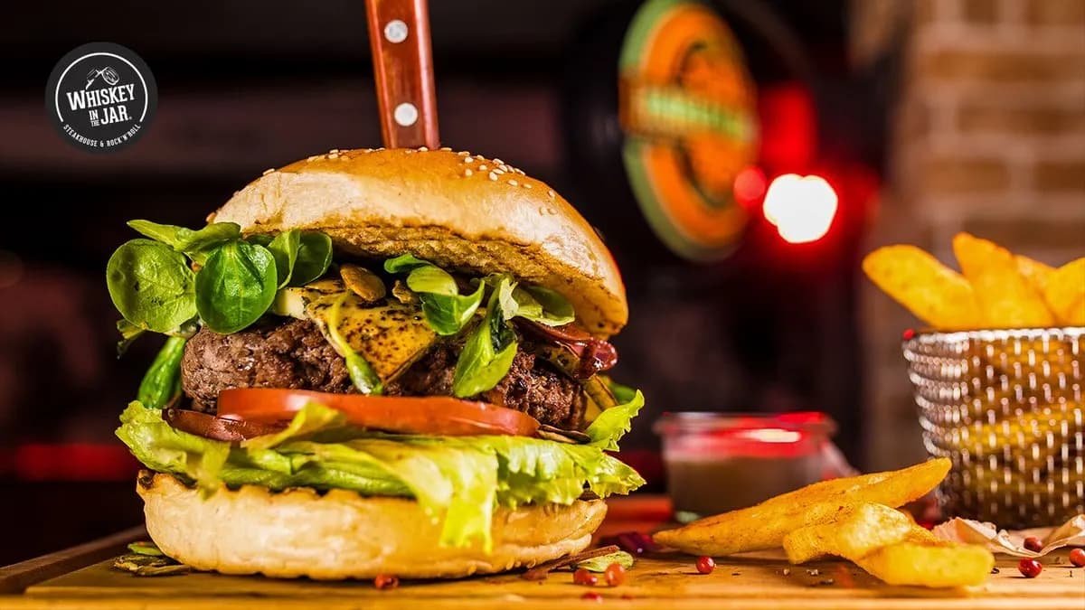 Blue cheese z frytkami i sosem