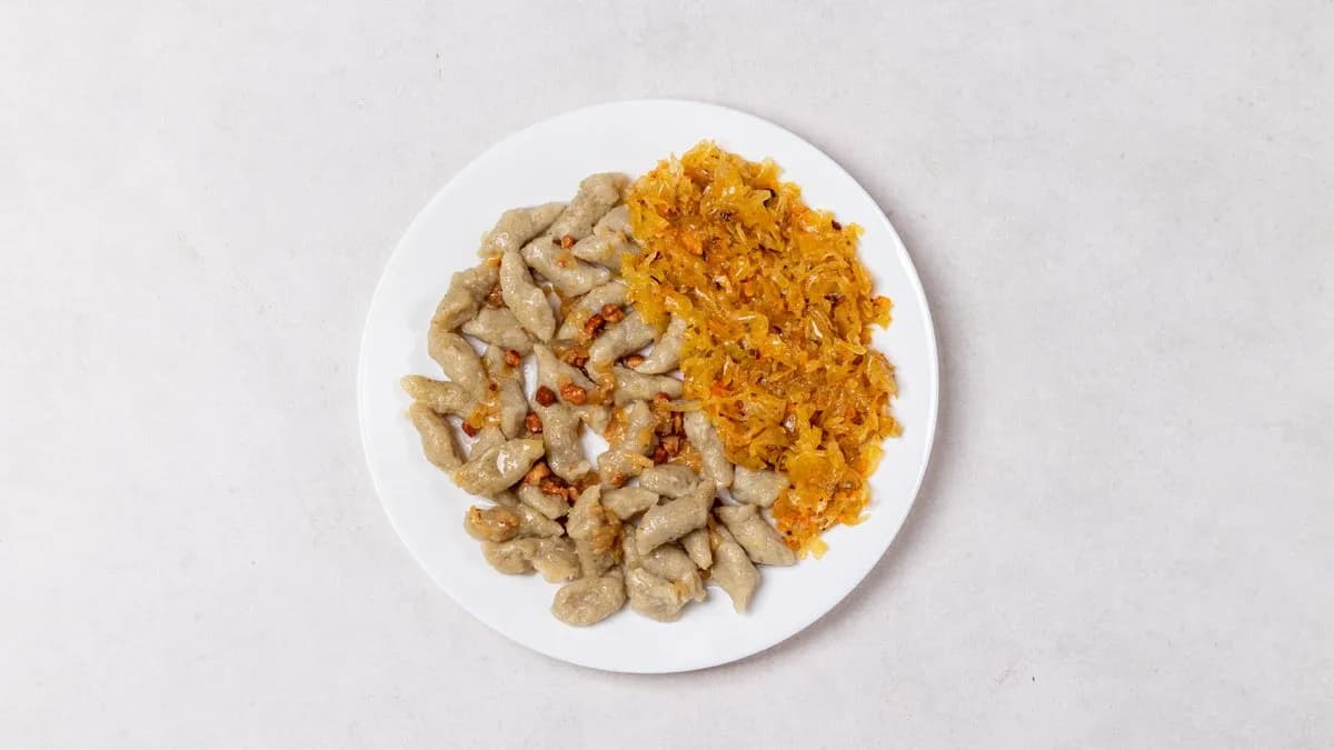 Szare kluski z kapustą zasmażaną