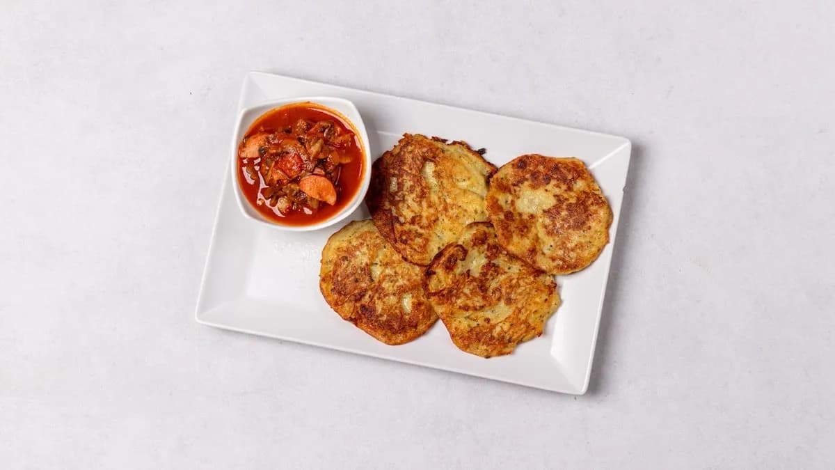 Placki ziemniaczane z sosem myśliwskim 4 szt.