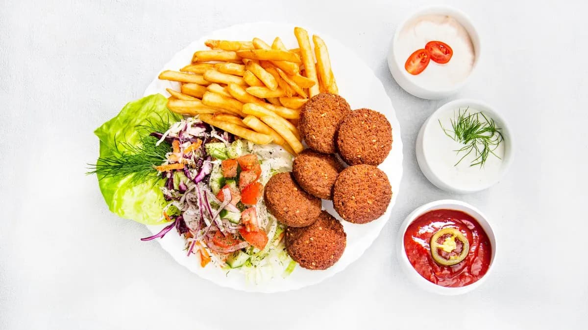 Falafel na talerzu