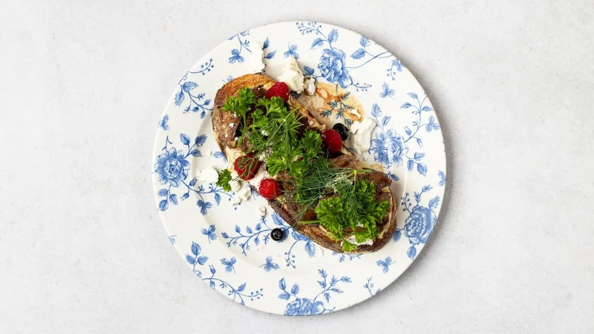 Tost z wątróbką duszoną w czerwonym winie i miodzie