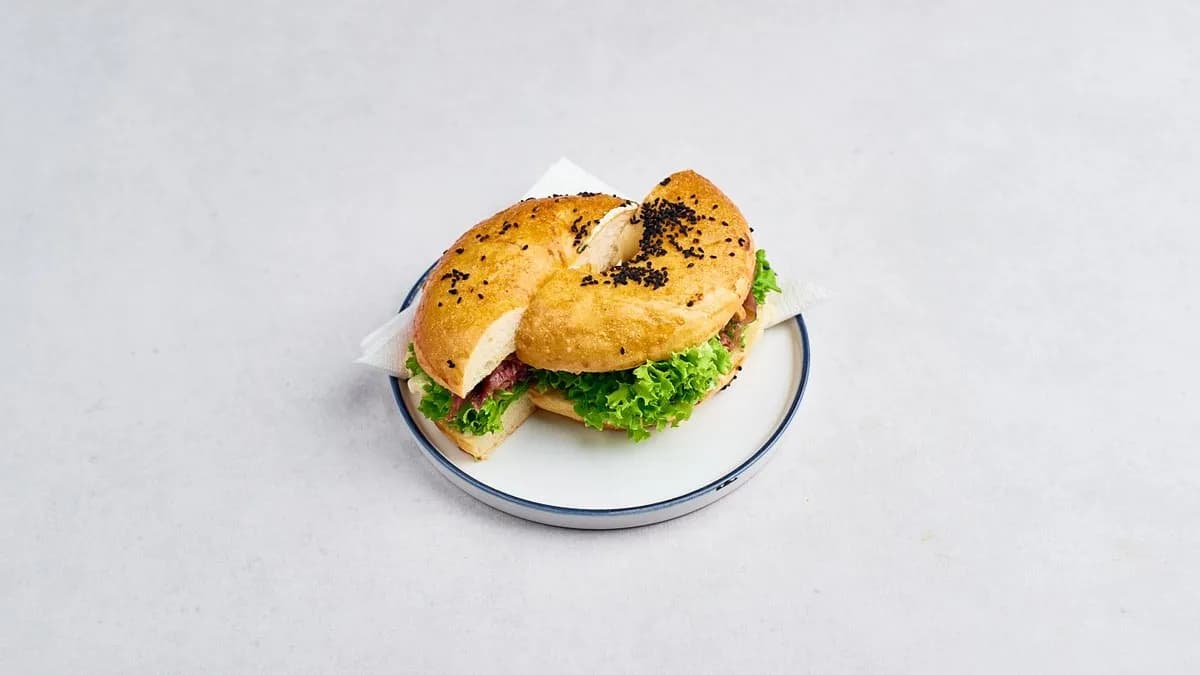 Bajgiel z grillowanymi krewetkami