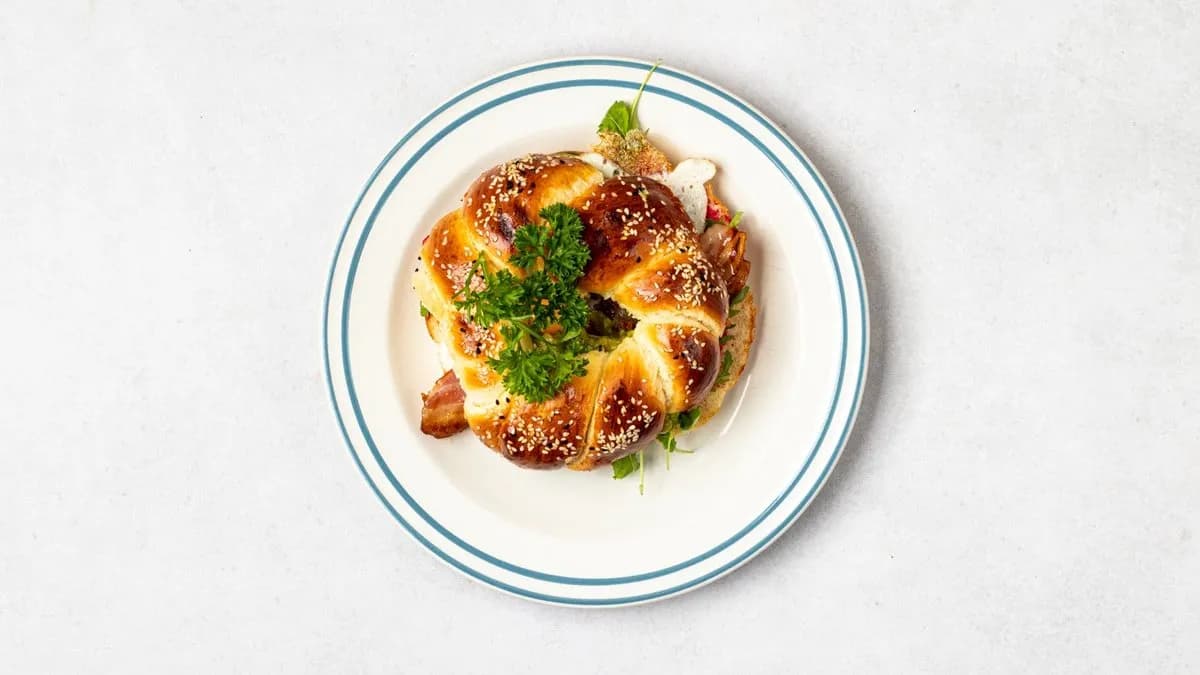 Bajgiel z grillowanym boczkiem