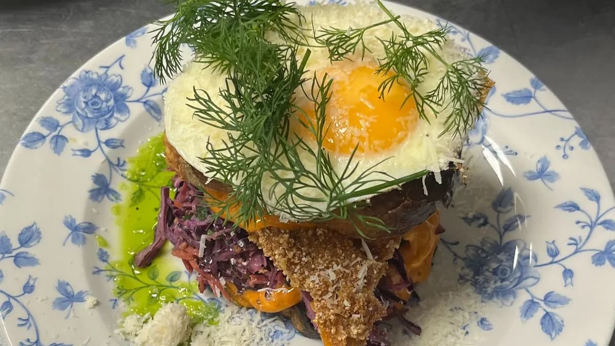 Tost francuski z chrupiącym kurczakiem