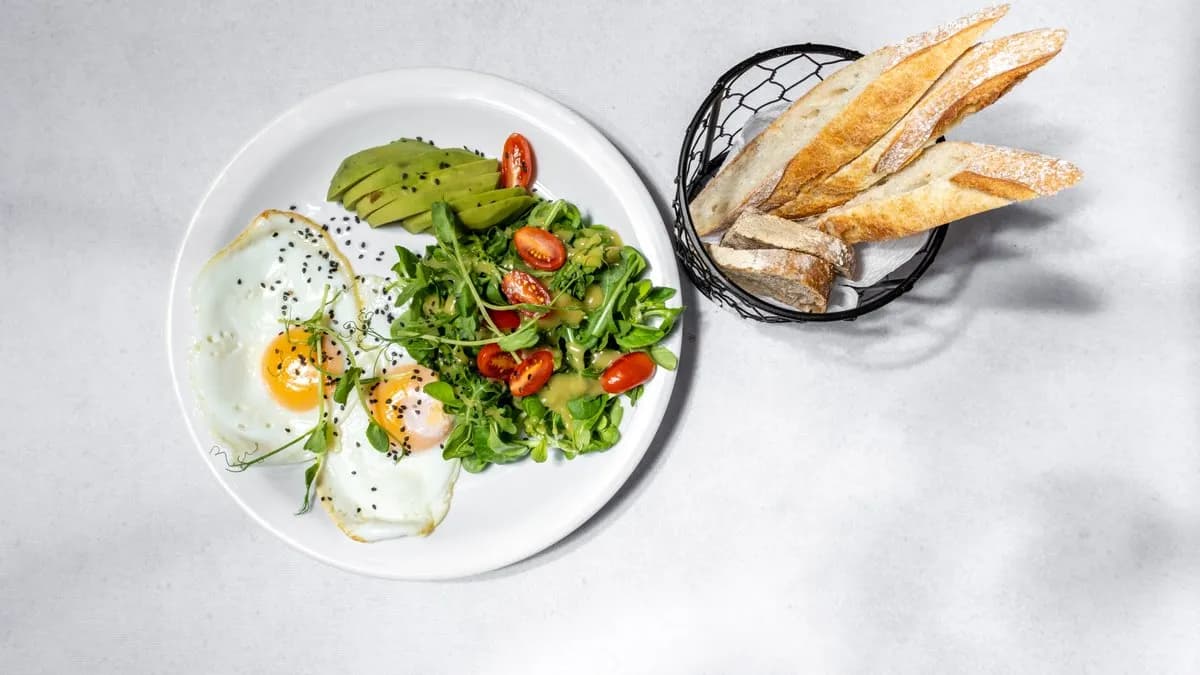 Trzy jaja sadzone z tureckim sucukiem