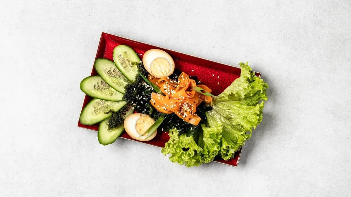 Sałatka wakame z ogórkiem i marchewką