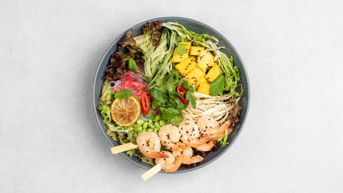 Bowl ze smażonymi w czosnku, chilli i pomarańczach krewetkami