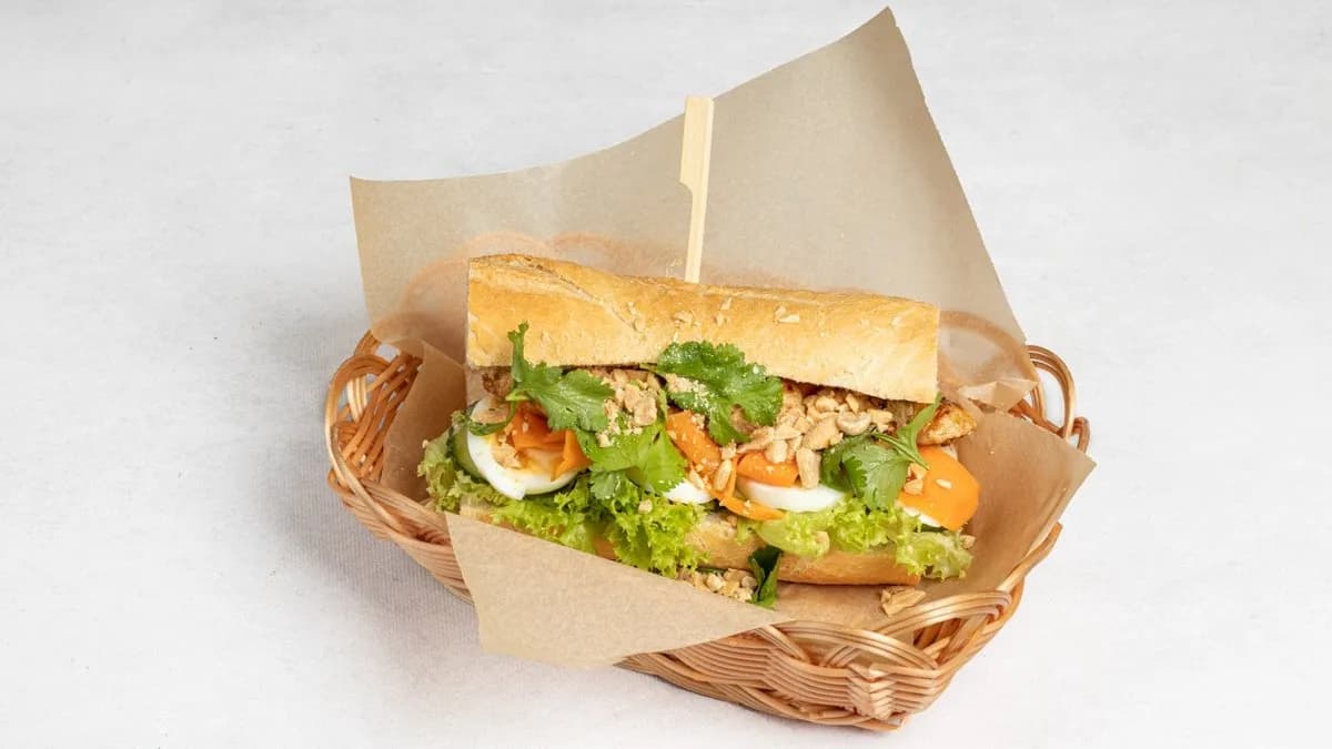 Banh mi z marynowanym w trawie cytrynowej kurczakiem
