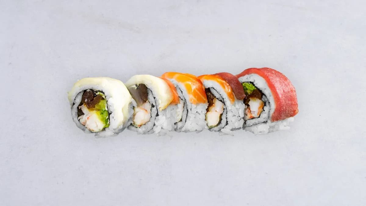 Rainbow maki trzy ryby z krewetkami gotowanymi