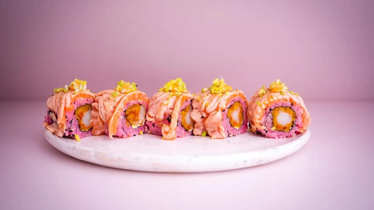 Rainbow maki z opalanym łosoś, krewetka w tempurze 🌶