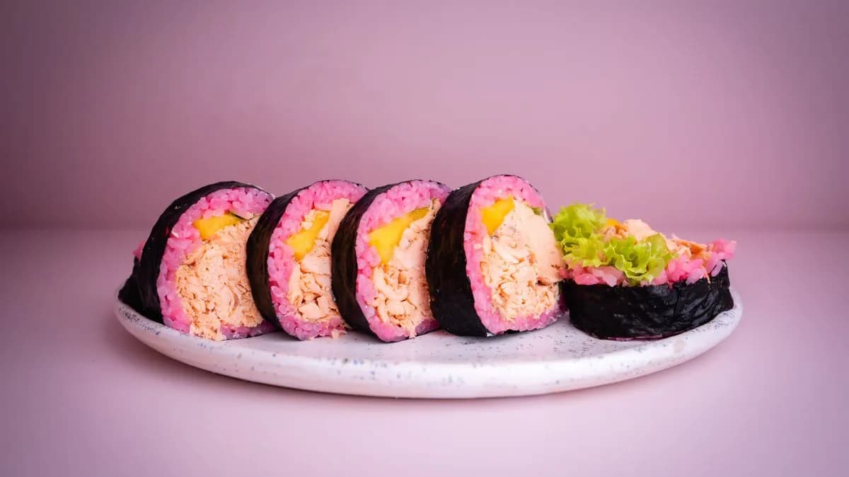 Futomaki z grillowanym łososiem na ostro i mango 🌶