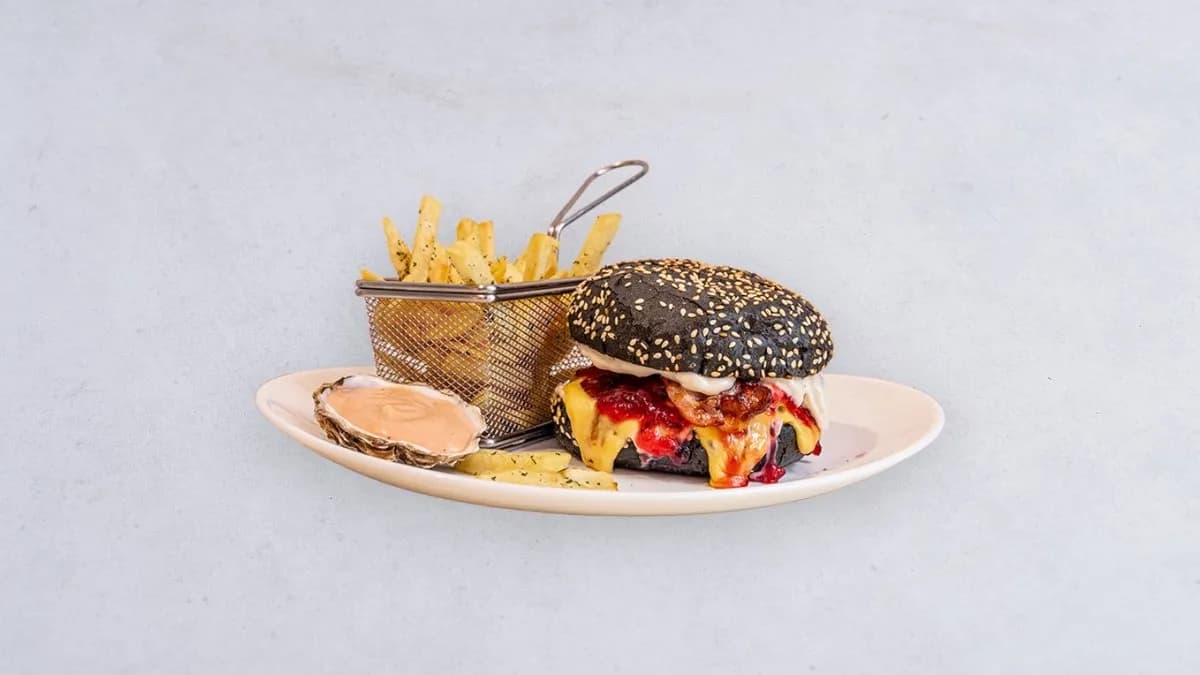 Burger czarna mamba z frytkami