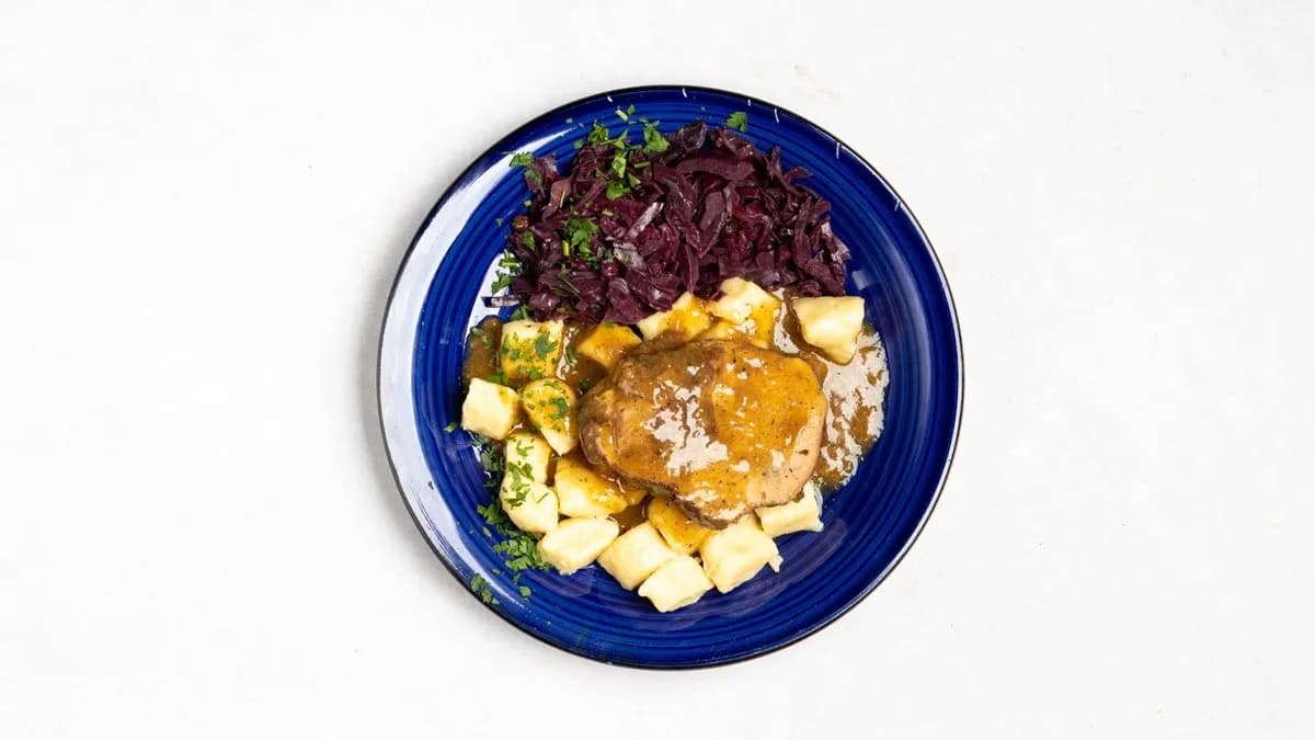 Karkówka pieczona z sosem, pyzami i buraczkami.