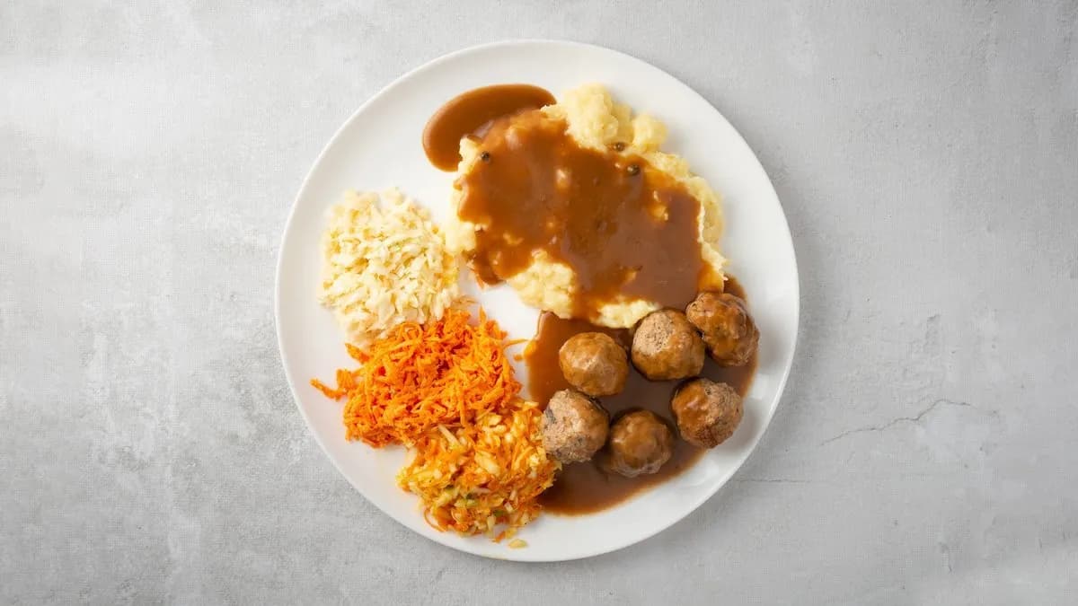 Klopsiki w sosie koperkowym z ziemniakami i warzywami.