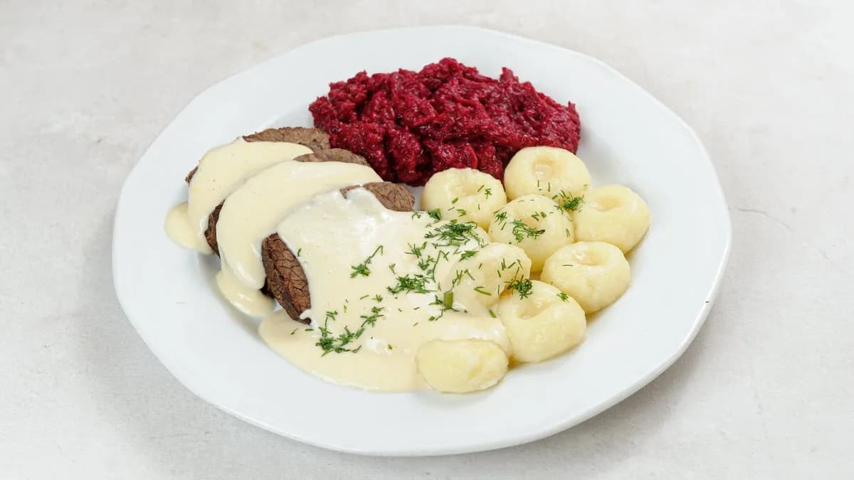 Pieczeń w sosie z pyzami i buraczkami.