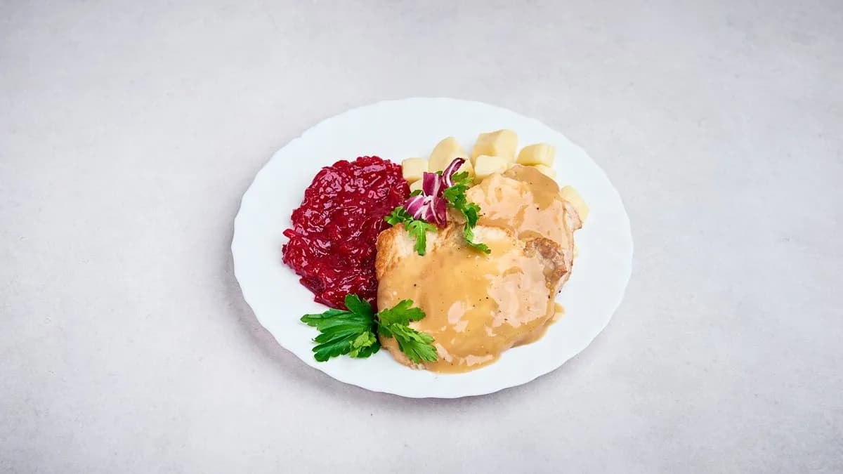 Bitki wieprzowe z cebulką, ziemniakami i buraczkami.