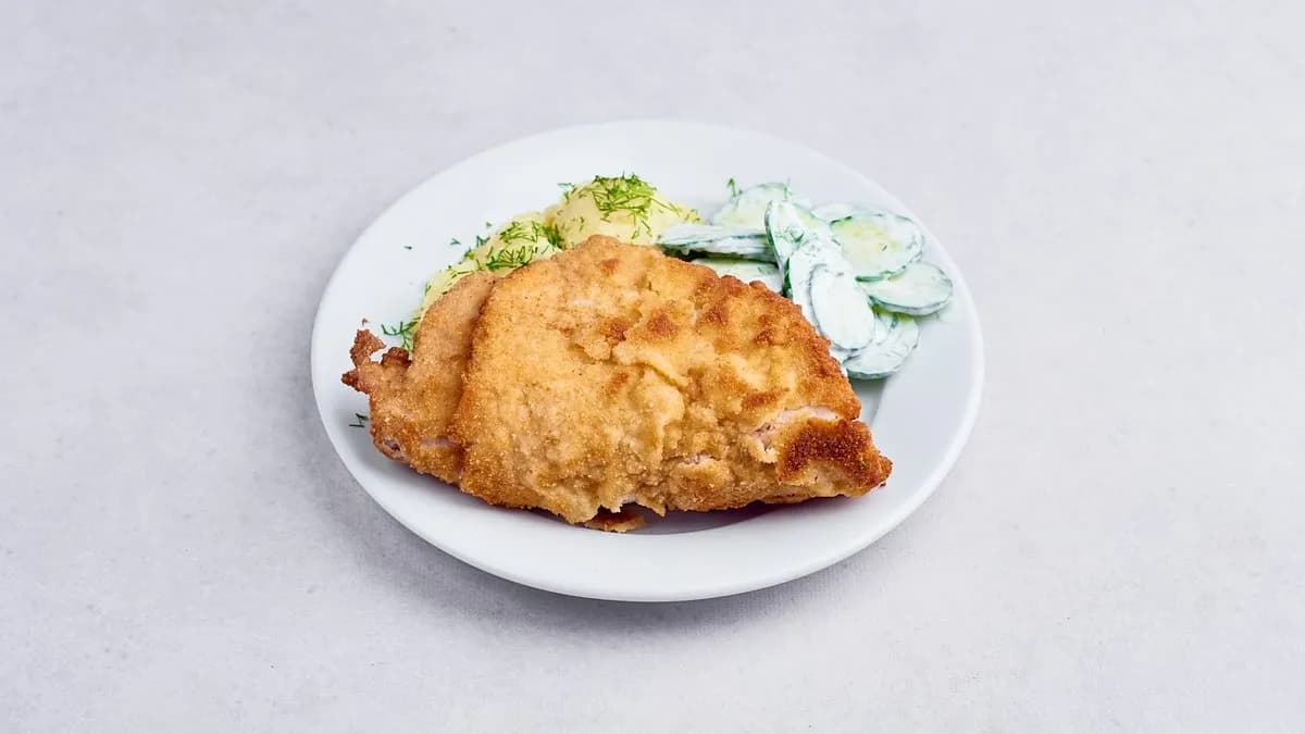 Kotlet schabowy z ziemniakami i mizerią.