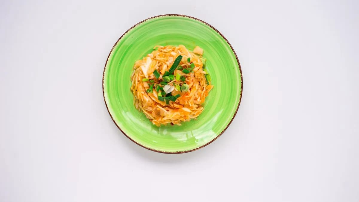 Zestaw surówek i świeżych warzyw