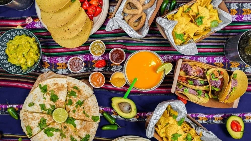 Zestaw quesadilla + małe nachos queso + napój