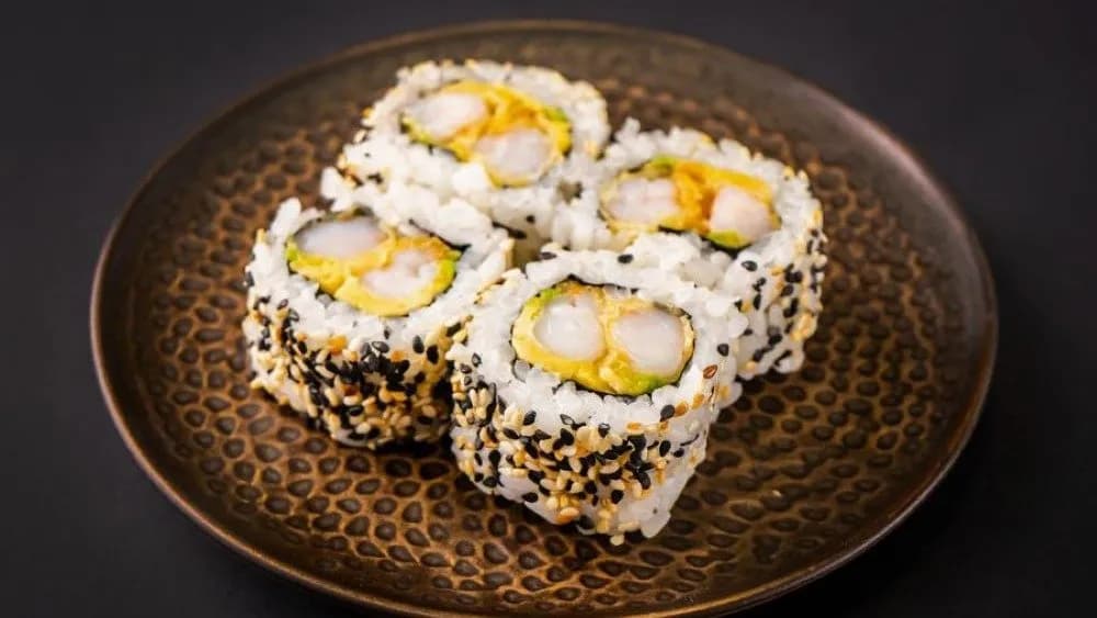 Uramaki z krewetkami w tempurze