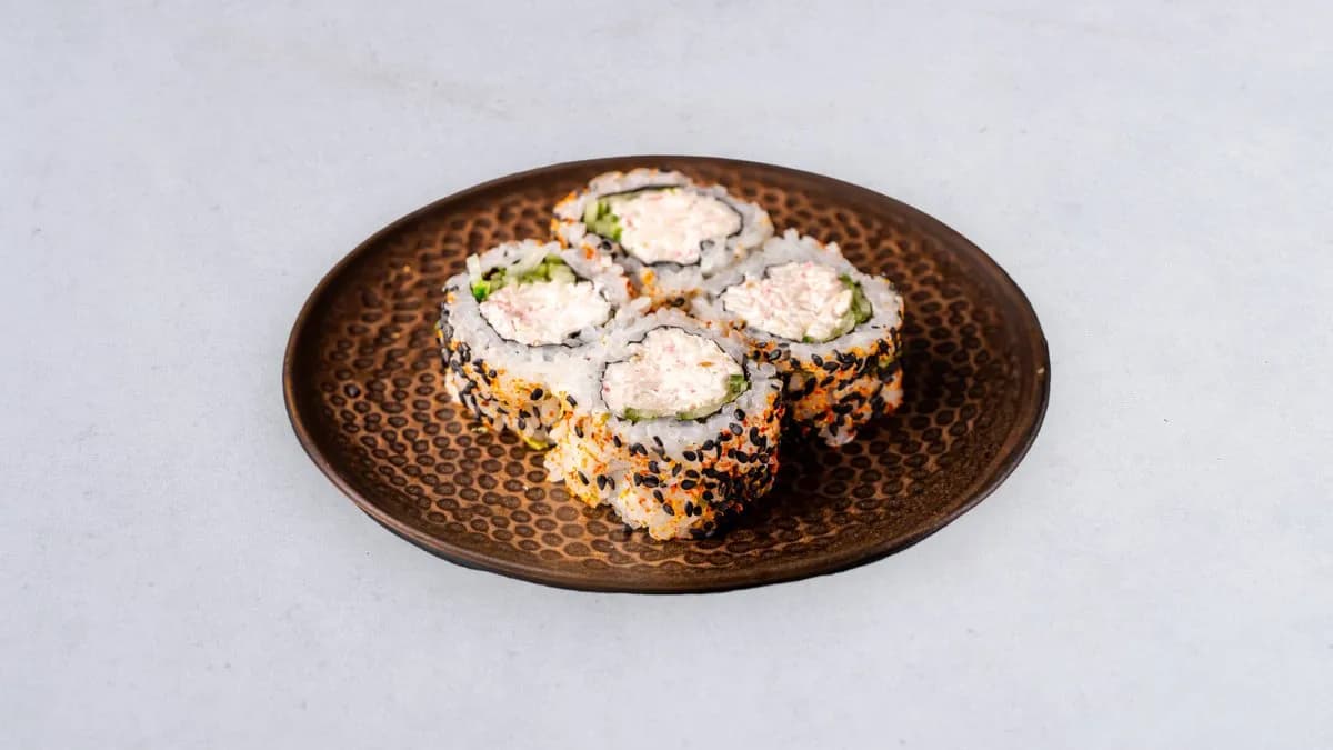 Uramaki z sałatką z surimi