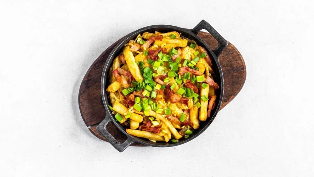 Frytki z serem cheddar, bekonem i dymką