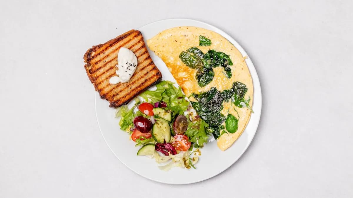 Omlet z kozim twarożkiem