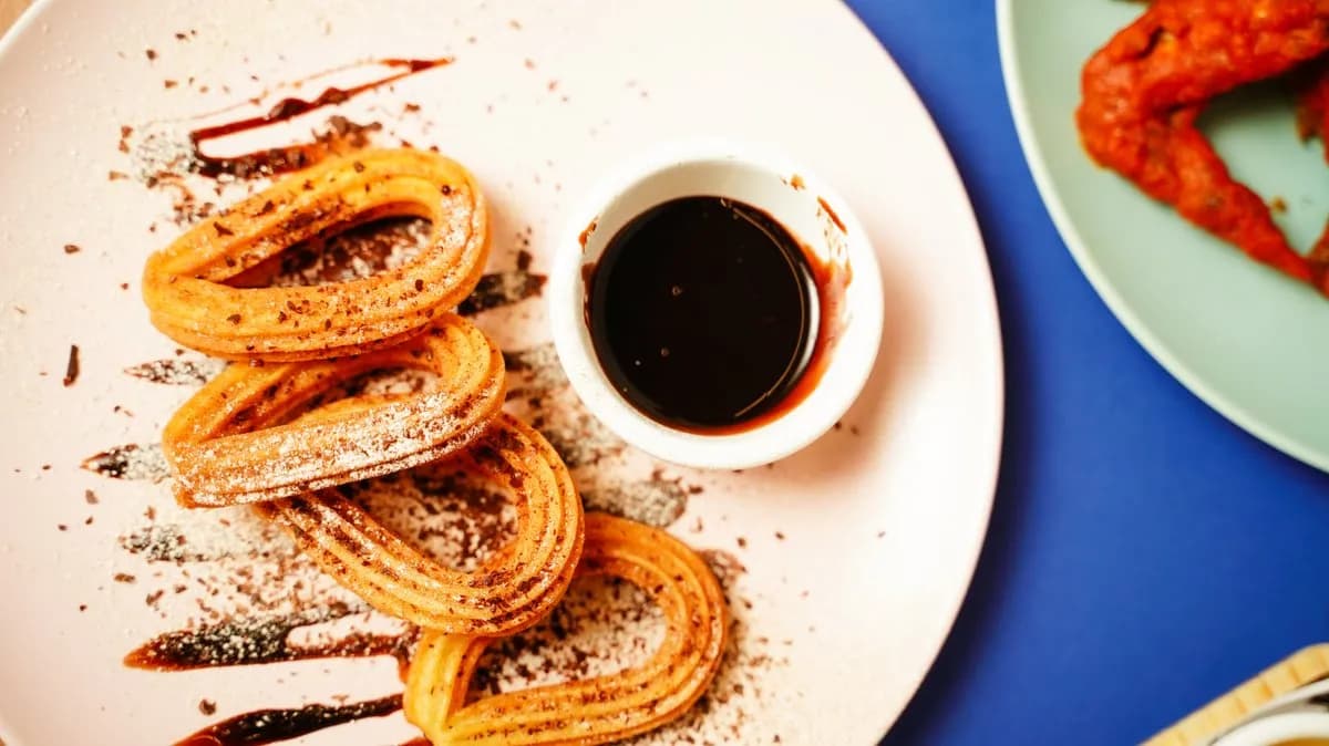 Churrosy z sosem czekoladowym